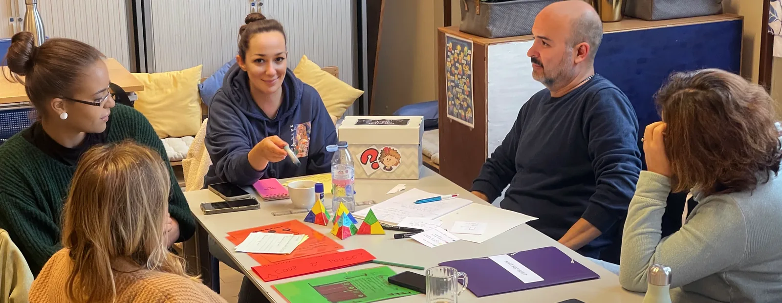 Une équipe enseignante en formation, autour d'une table de travail
